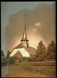 Gezicht op de Gereformeerde kerk te Hasle, Zwitserland (1907 - 1930) by Adolphe Burdet and anonymous