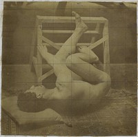 Studie van een mannelijk naaktmodel, liggend met benen tegen trapje omhoog, in het atelier van Jacques de Lalaing (c. 1883 - c. 1914) by Jacques Lalaing