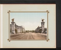 Gezicht op de Avenue Nicolas II tijdens de Wereldtentoonstelling van 1900 te Parijs (c. 1900) by anonymous