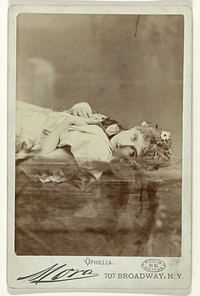 Maude Branscombe in de rol van Ophélia, drijvend in het water (c. 1880) by José Maria Mora and Adolphe Block