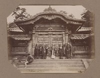 Mannen bij de poort van een tempel in Shiba, Tokyo, Japan (c. 1890 - in or before 1903) by Kusakabe Kimbei