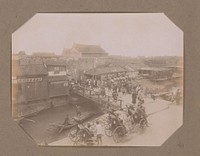 Gezicht op een straat met riksja's en een pottenbakkerij in China (c. 1890 - in or before 1903) by anonymous