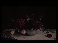 Vaas met rozen (c. 1907 - c. 1935) by anonymous