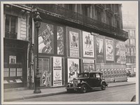 Auto (Citroën) voor een pand dat volhangt met affiches, Parijs (1936) by anonymous