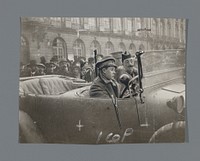 Edward Prince of Wales (de latere koning Edward VIII) in een auto, Parijs (1915) by anonymous