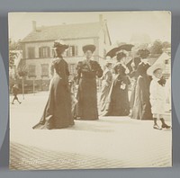 Vrouwen op straat, Niederbronn (Bas-Rhin), Frankrijkijk (1903) by anonymous