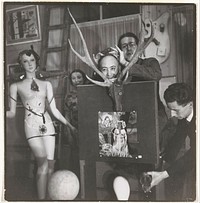 Performance van drie heren. Surrealisme-tent. Gal. Robert, A'dam 1938 (1938) by Lilly Samuel