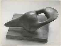 Reproductie van beeld H. Moore sculpture et tenir (1938) by Lilly Samuel