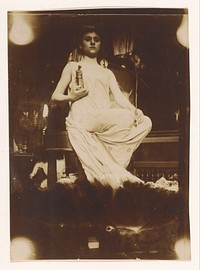 Vrouw zittend op een verhoging met een figurine in haar handen (1895 - 1905) by Alfons Maria Mucha