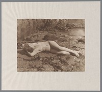 Naakte vrouw, zonnend op een strand (1890 - 1940) by C Wray Palliser