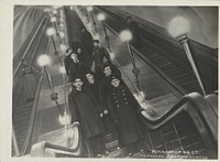 Mannen op een roltrap van metrostation Derzjinskiplein (1930 - 1935) by Mospo Sostawitol