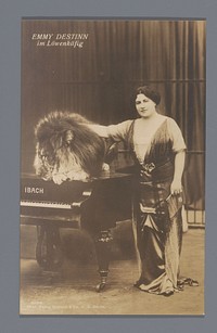 Operazangeres Emmy Destinn aait een leeuw op een piano (1905 - 1920) by Georg Gerlach and Co