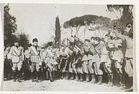 Mussolini neemt parade af (1930 - 1945) by Keystone Press Agency