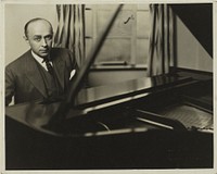 Jan Smeterlin achter een piano (c. 1930 - c. 1940) by Albert Petersen
