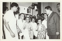 Palmiro Togliatti praat met patiënten en artsen na het schenken van medische apparatuur aan een ziekenhuis in Rome (1949) by anonymous and International News Photos