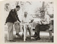 Ontmoeting tussen president Truman, minister Forrestal en generaal Gruenther bij het Little White House in Key West, Florida (1948) by anonymous and International News Photos