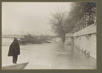 Ondergelopen Seine-oevers, verwoeste bruggen en een hengelaar tijdens overstroming van Parijs (1910) by G Dangereux