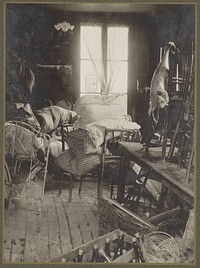 Kamerinterieur met gered meubilair en beddengoed tijdens de overstroming van Parijs (1910) by G Dangereux