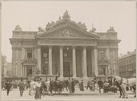 Exterieur van de Beurs van Brussel met op de voorgrond voorbijgangers en paarden, gezien vanaf de Anspachlaan (c. 1900 - c. 1910) by anonymous