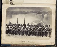 Groepsportret van een regiment militairen tegen een geschilderd decor van de Niagarawatervallen (c. 1860 - c. 1870) by anonymous