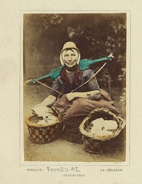 Portret van een onbekende vrouw met juk en manden met vermoedelijk mutsjes, in klederdracht van Arnemuiden, Zeeland (1860 - 1890) by Andries Jager and Andries Jager