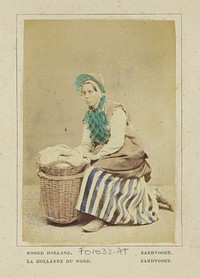 Portret van een onbekende vrouw met mand met vermoedelijk wasgoed, in klederdracht van Zandvoort, Noord-Holland (1860 - 1890) by Andries Jager and Andries Jager
