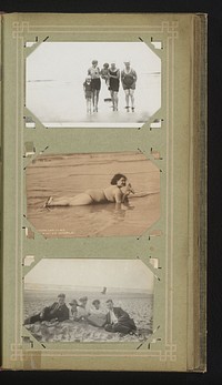 Twee groepsportretten op het strand en een portret van een liggende vrouw in de branding (1900 - 1930) by anonymous
