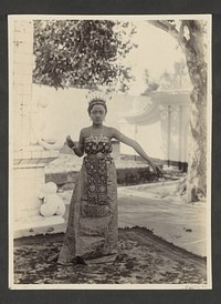 Danseres buiten op een kleed in Nederlands-Indië (1912) by Onnes Kurkdjian