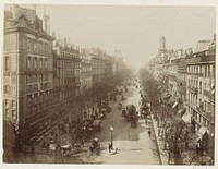 Boulevard des Italiens in Parijs met voorbijgangers, paardenkoetsen en een paardentram (c. 1880 - c. 1900) by X phot