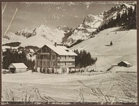 Gezicht op een chalet in de besneeuwde bergen van Gilbach (Adelboden) (c. 1880 - c. 1900) by Nikles