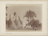 Twee Birmese mannen poserend bij pagodes en leeuwenstandbeelden in Wintho (Birma) (c. 1885 - c. 1886) by anonymous