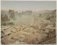 Gezicht op een straat en huizen in Nikko (c. 1870 - c. 1900) by anonymous