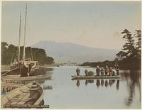 Berg Fuji gezien over een water bij Tagonoura, met op de voorgrond mensen op een boot (c. 1870 - c. 1900) by anonymous