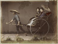 Portret van een riksjarijder met twee vrouwelijke passagiers (c. 1870 - c. 1891) by Kusakabe Kimbei