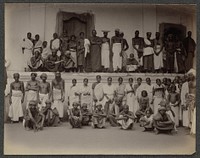 Mannen en vrouwen poserend voor een gebouw, mogelijk op Ceylon (c. 1875 - c. 1880) by Charles T Scowen and Co