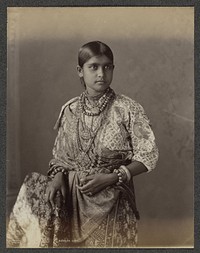 Portret van een jonge vrouw uit Kandy op Ceylon (c. 1875 - c. 1880) by Charles T Scowen