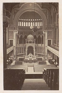 Interieur van de Nieuwe Synagoge in Berlijn: banken en koor (1878 - 1890) by anonymous