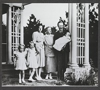 Familieportret van de koninklijke familie in Ottawa (c. 1943) by anonymous