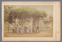 Groepsportret van onbekende Japanse mensen onder een prieel (1860 - 1900) by anonymous