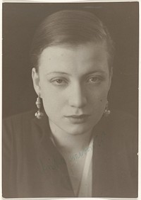 Portret van een actrice met grote oorbellen, gesigneerd Frika Prazbovint[onz] (1920 - 1940) by anonymous