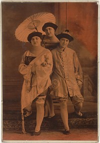 Theatergroepsportret van drie onbekende vrouwen in oosterse kostuums met parasol (c. 1920 - c. 1930) by anonymous