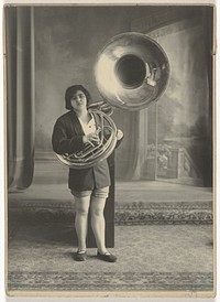 Portret van een onbekend meisje met sousafoon in een theater (c. 1920 - c. 1930) by anonymous