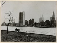 Gezicht op het hoofdkwartier van de Verenigde Naties aan de East River in Manhattan, New York (1950) by anonymous and Keystone Press Agency