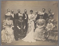 Groepsportret van een onbekende Franse familie en een bruidspaar (1890 - 1910) by anonymous