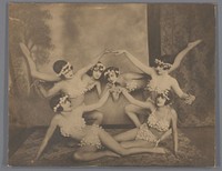 Groepsportret van onbekende danseressen (1910 - 1930) by Quick Studio