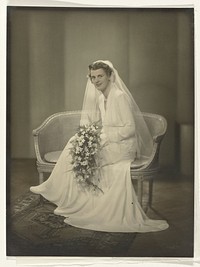 Portret van een zittende bruid (1920 - 1930) by Jacob Merkelbach