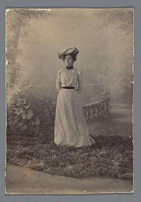 Studioportret van een onbekende jonge vrouw, mogelijk in Nederlands-Indië (1880 - 1920) by anonymous