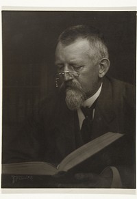 Portret van de heer Schutte met monocle en een boek op schoot. (1910 - 1930) by Jacob Merkelbach