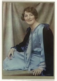 Portret van een vrouw (1920 - 1930) by Jacob Merkelbach