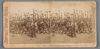 Groepsportret van Britse soldaten die naar het front in Zuid-Afrika vertrekken (1900) by anonymous and Underwood and Underwood